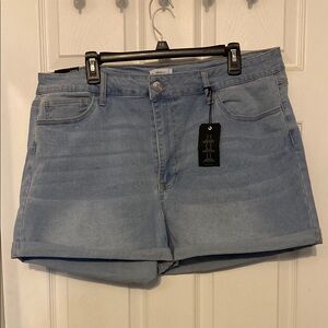 NWT forever 21 women plus light wash denim shorts